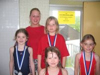 Erfolgreiche Schwimmerinnen des Marburger SV: Victoria Böth, Alina Zettner, Christina Rieß, Johanna Mankel und Trainerin Julia Agricola.   von Lydia Pohl